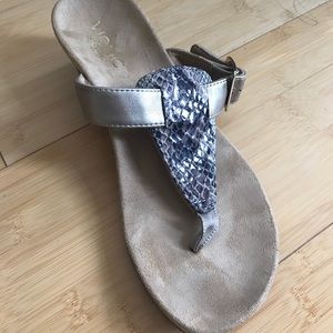 Vionic NWOT snakeskin print leather sandals